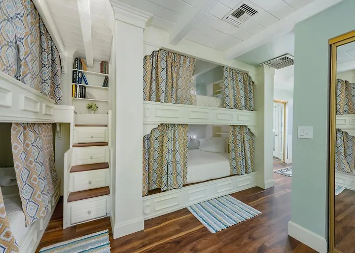 Smart Solution - Individual Private Bed-pods In Gorgeous Shared Space - Women Only Dorm In 5 - Coed House - Full-sized Mattresses In Individual Pods - With Built-in Private Storage - Gorgeous Shared - Affordable Luxury - Sparrow House